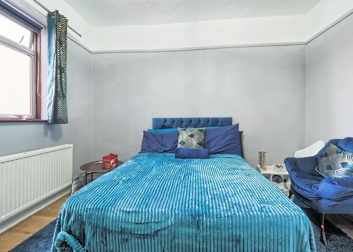 Stunning, Large 1 Bed Riverside Flat